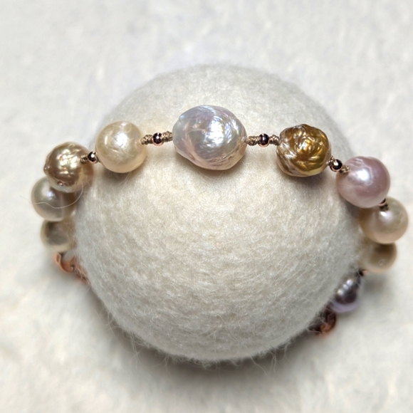 Vintage Faux Pearl Bracelet with Rose Gold Accents - Picture 2 of 9